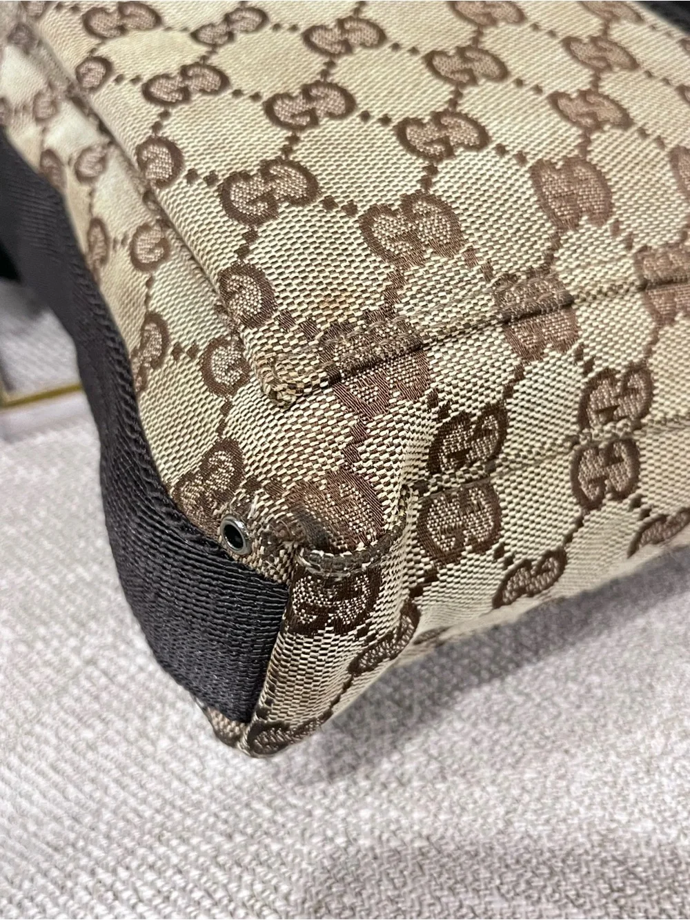 GUCCI GG CANVAS MESSENGER BAG.